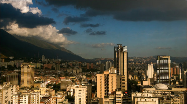 Un ascenso de 45 pisos atrae a los desesperados | Simon Romero